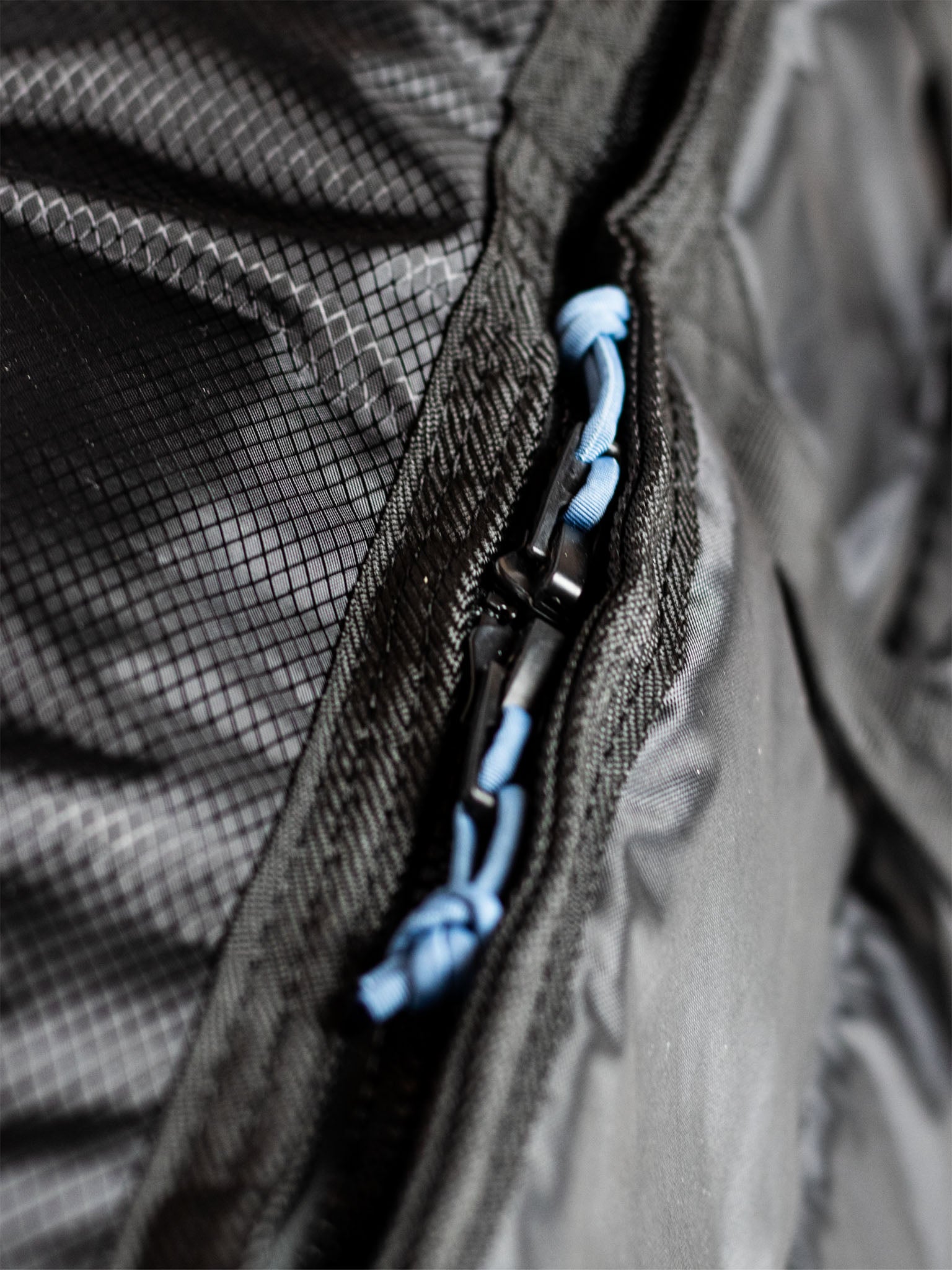 “Strap, handle, and carry system details of Fish 10mm boardbag”