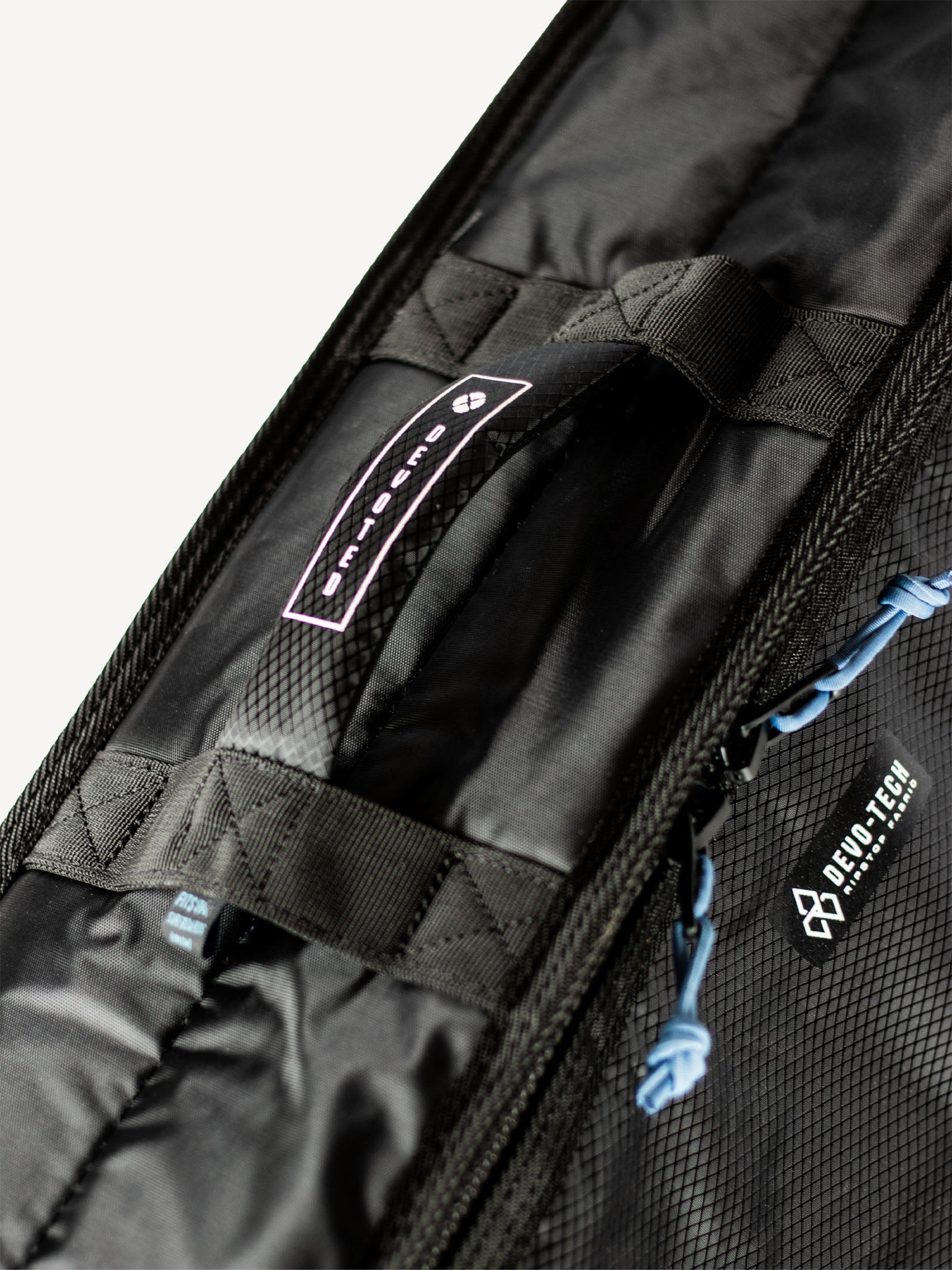 Zipper and seam detail in Fish 10mm Double boardbag product view”