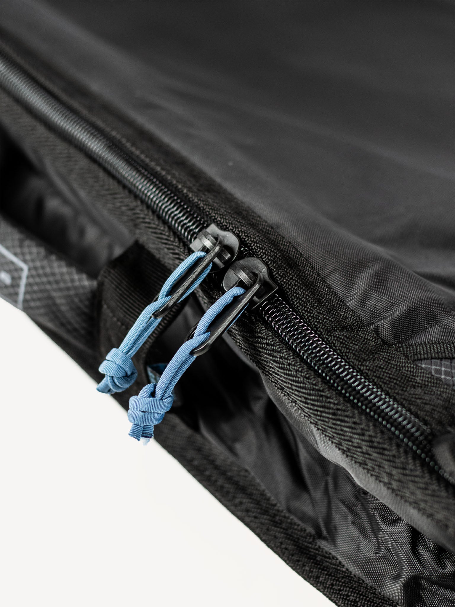 “Durable zipper and stitching detail on Longboard 8mm day boardbag”
